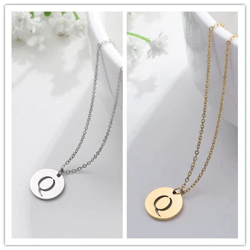 Collana minimalista placcata oro 18 carati con iniziali incise in un cerchio