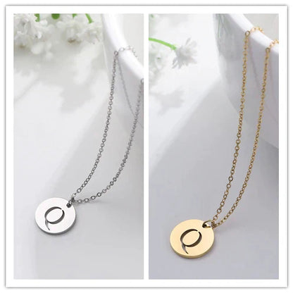 Collana minimalista placcata oro 18 carati con iniziali incise in un cerchio