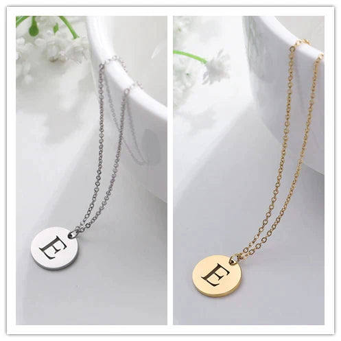 Collana minimalista placcata oro 18 carati con iniziali incise in un cerchio