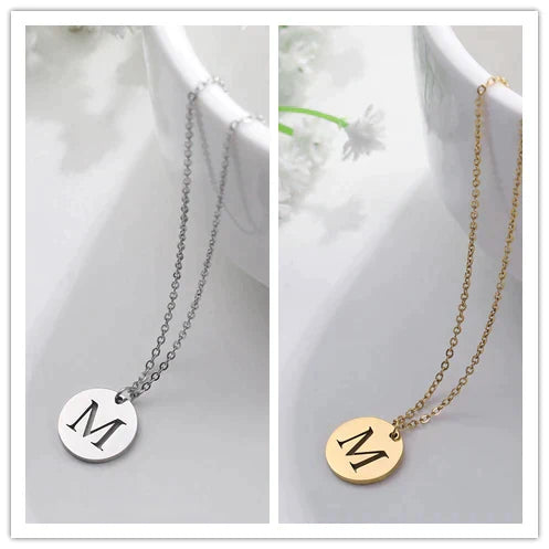Collana minimalista placcata oro 18 carati con iniziali incise in un cerchio