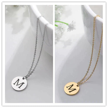 Collana minimalista placcata oro 18 carati con iniziali incise in un cerchio