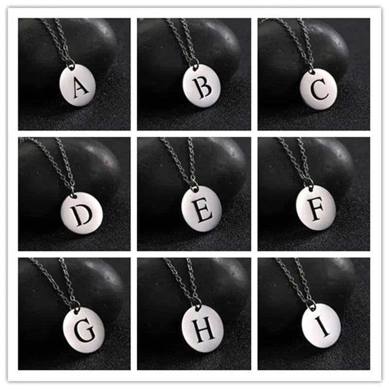 Collana minimalista placcata oro 18 carati con iniziali incise in un cerchio