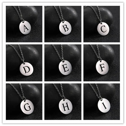 Collana minimalista placcata oro 18 carati con iniziali incise in un cerchio