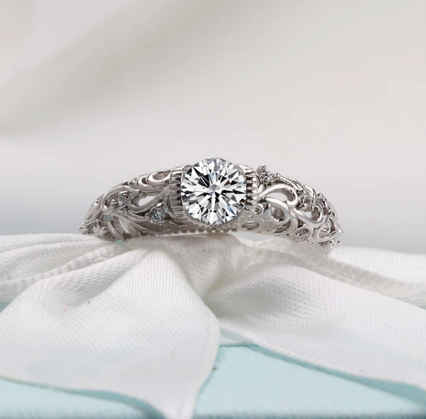 Elegante Anello in Argento Sterling