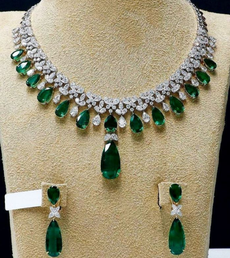 Set Gioielli con Zaffiro Taglio Pera Smeraldo – Collana & Orecchini
