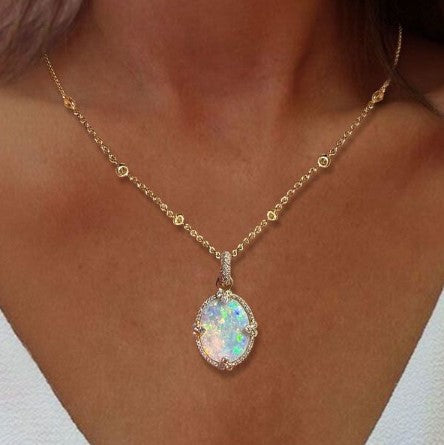 Collana con Ciondolo Ovale di Opale Dorato
