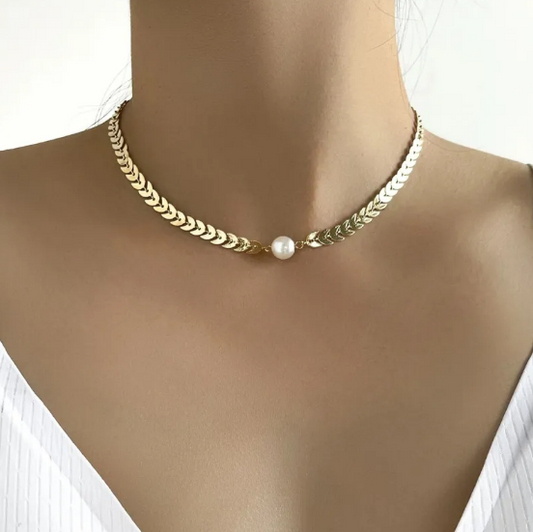 Collana con Catena di Perle sull'Osso del Collo