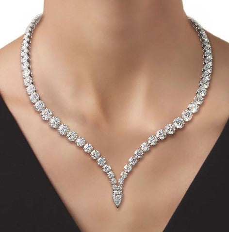 Collana Classica con Zaffiro Bianco Taglio Pera e Rotondo