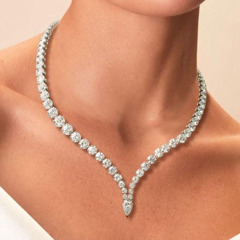 Collana Classica con Zaffiro Bianco Taglio Pera e Rotondo