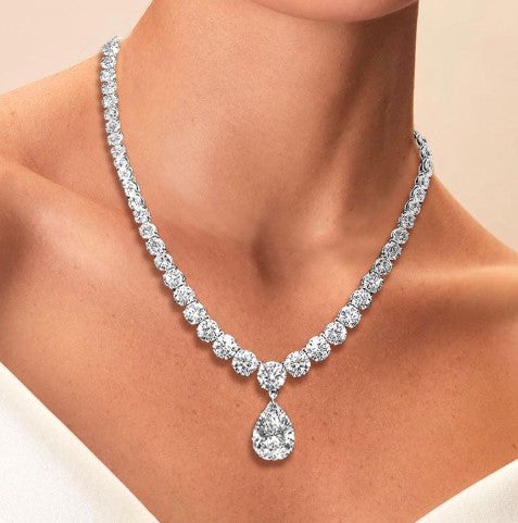 Collana Classica con Ciondolo Zaffiro Bianco Taglio Pera e Rotondo