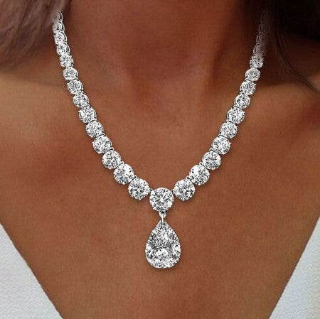 Collana Classica con Ciondolo Zaffiro Bianco Taglio Pera e Rotondo
