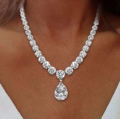 Collana Classica con Ciondolo Zaffiro Bianco Taglio Pera e Rotondo