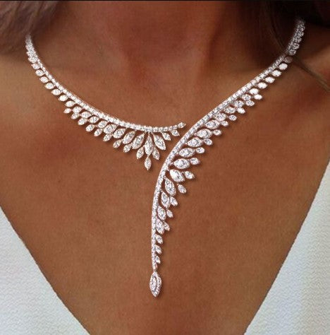 Collana con Zaffiro Bianco Taglio Marquise Aperta
