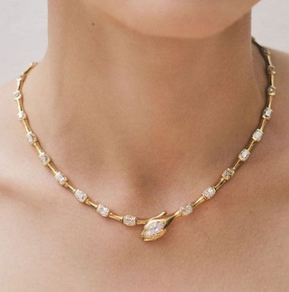 Collana Lussuosa con Zaffiro Bianco Taglio Pera Serpente Dorato