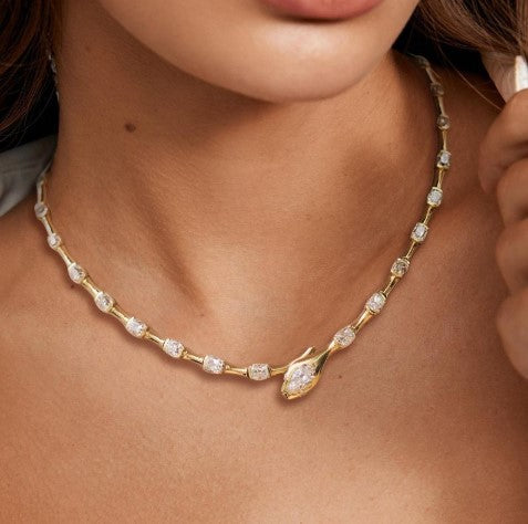 Collana Lussuosa con Zaffiro Bianco Taglio Pera Serpente Dorato