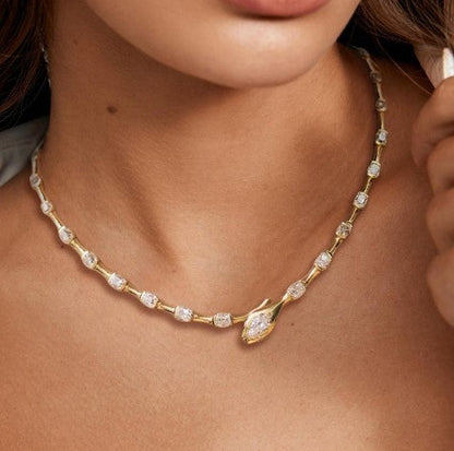 Collana Lussuosa con Zaffiro Bianco Taglio Pera Serpente Dorato