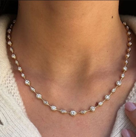 Collana Classica con Zaffiro Bianco Rotondo e Marquise in Oro