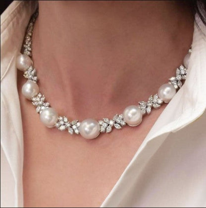 Collana Elegante a Grappolo con Perla Rotonda e Zaffiro