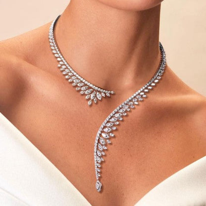 Collana con Zaffiro Bianco Taglio Marquise Aperta