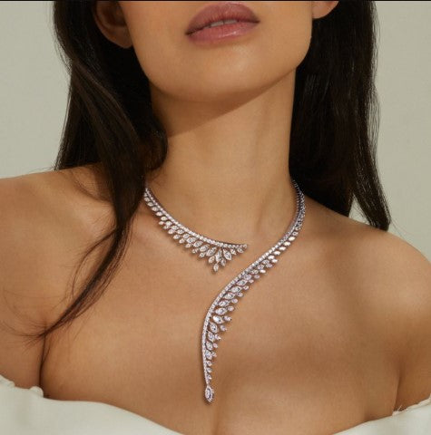 Collana con Zaffiro Bianco Taglio Marquise Aperta