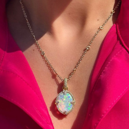 Collana con Ciondolo Ovale di Opale Dorato
