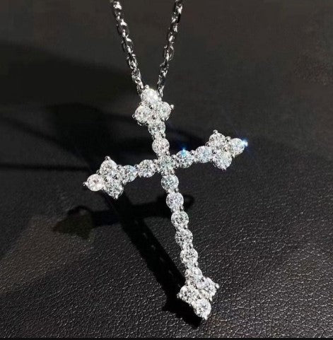 Collana Croce Classica con Zaffiro Bianco Taglio Rotondo