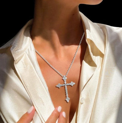 Collana Croce Classica con Zaffiro Bianco Taglio Rotondo