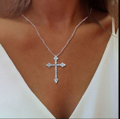 Collana Croce Classica con Zaffiro Bianco Taglio Rotondo