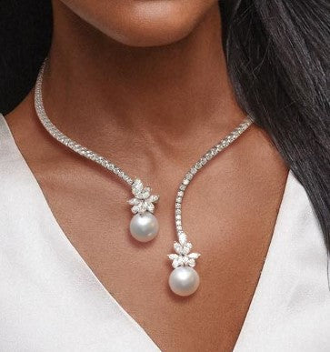 Collana con Perla Rotonda e Zaffiro a Disegno Aperto