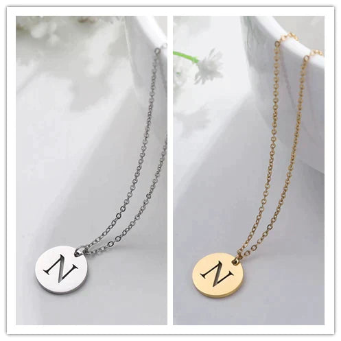 Collana minimalista placcata oro 18 carati con iniziali incise in un cerchio