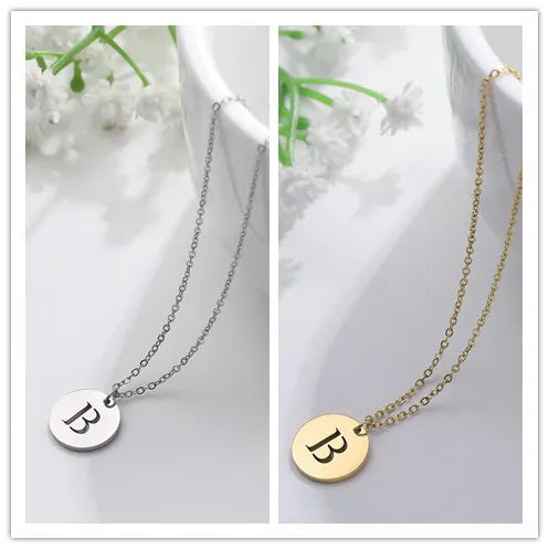 Collana minimalista placcata oro 18 carati con iniziali incise in un cerchio