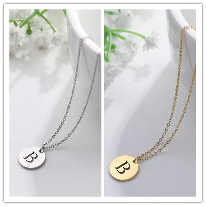 Collana minimalista placcata oro 18 carati con iniziali incise in un cerchio