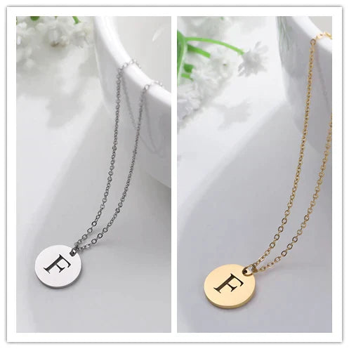 Collana minimalista placcata oro 18 carati con iniziali incise in un cerchio