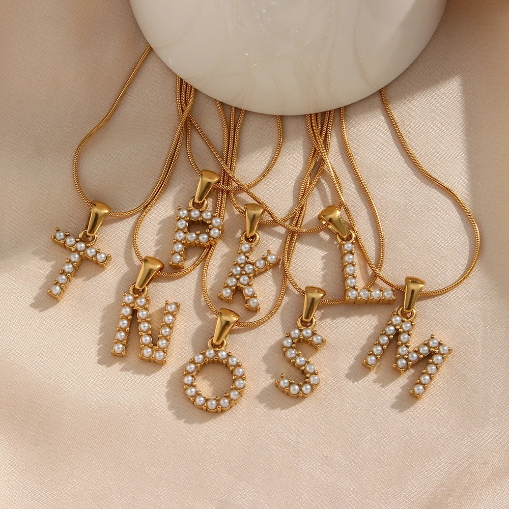 Collana di iniziali con preziose perle naturali placcate in oro 18 carati