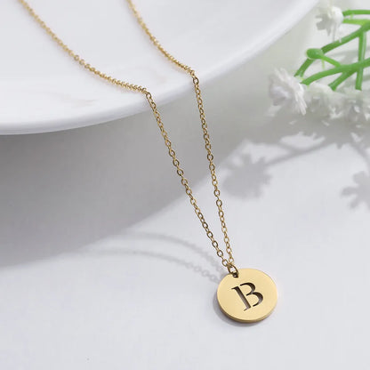 Collana minimalista placcata oro 18 carati con iniziali incise in un cerchio