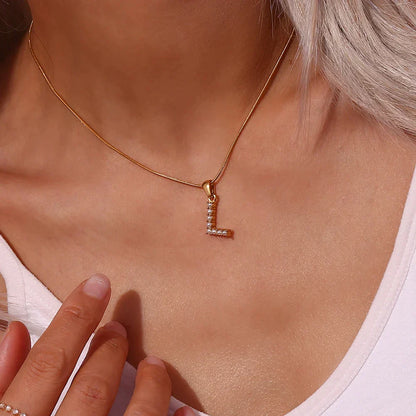 Collana di iniziali con preziose perle naturali placcate in oro 18 carati