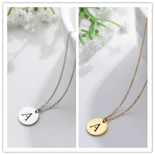 Collana minimalista placcata oro 18 carati con iniziali incise in un cerchio