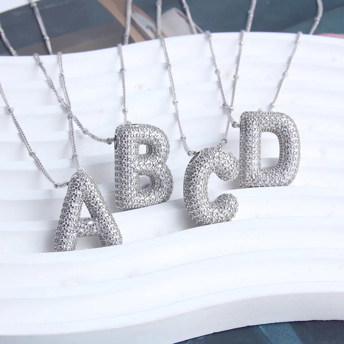 Set di collane con iniziali Bubble Letter | Oro bianco