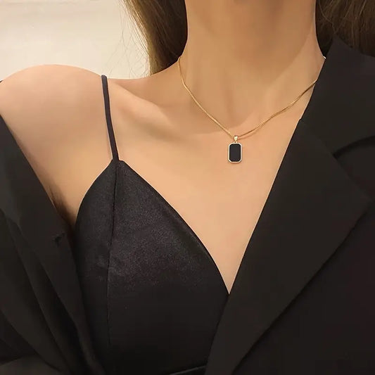 Collana Minimalista con Ciondolo Quadrato in Titanio Nero Elite