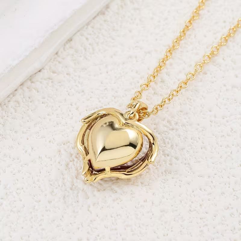 Collana cuore di rubino Angel Embrace | Oro