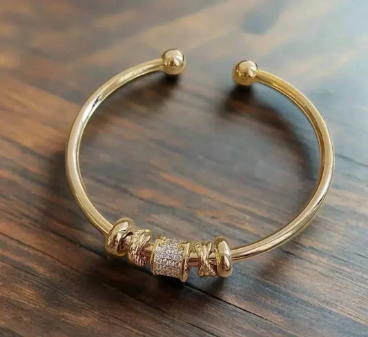 Bracciale regolabile con ciondoli dorati