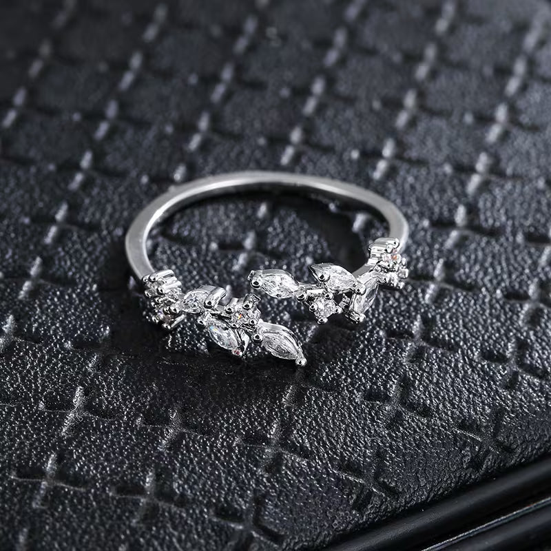 Anello elegante regolabile con zircone