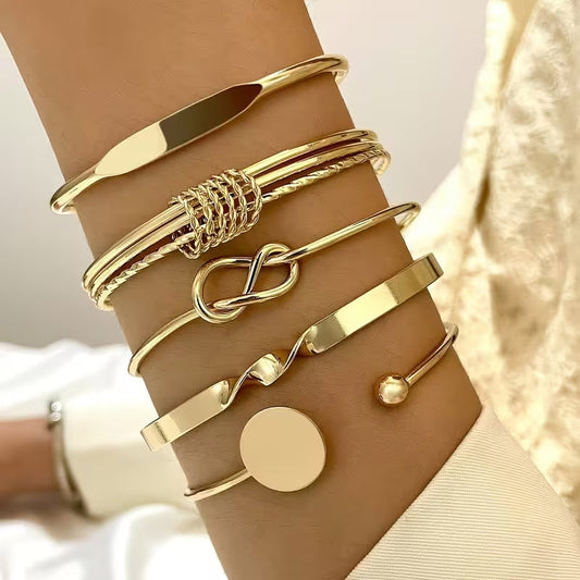 Set di 5 eleganti bracciali dorati