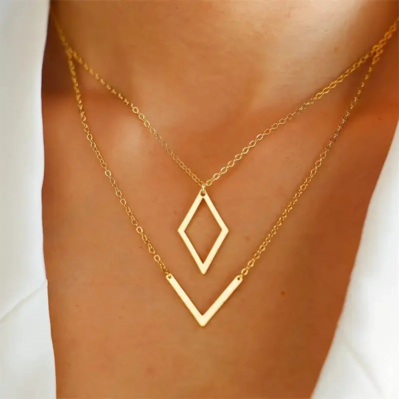 Collana elegante con ciondolo geometrico a V