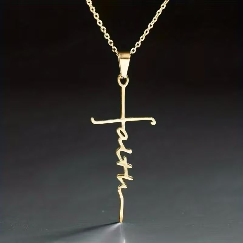 Collana con ciondolo croce elegante