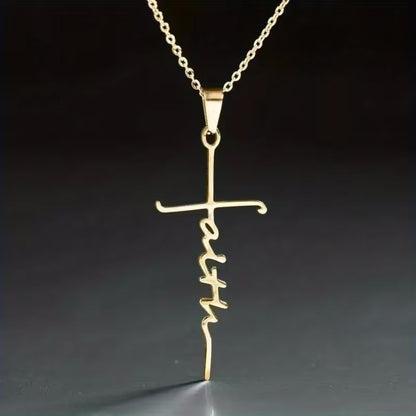 Collana con ciondolo croce elegante