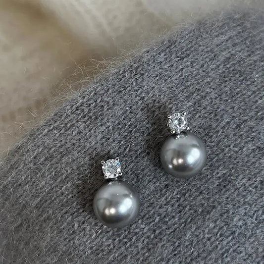 Eleganti orecchini con perle nere e zirconi