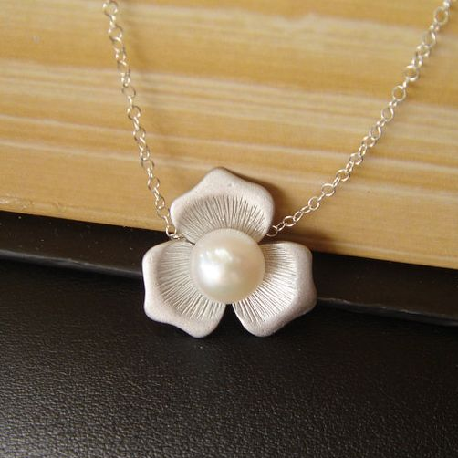 Collana Elegante Fiore di Perla Bianca