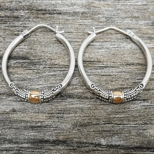 Orecchini a cerchio vintage in argento con motivo intagliato