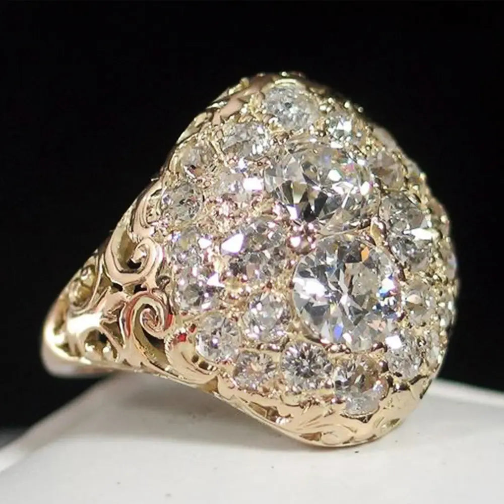 Anello vintage rotondo dorato con diamante